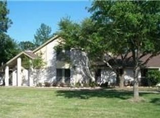 909 W Edgewood Dr, Friendswood, TX 77546