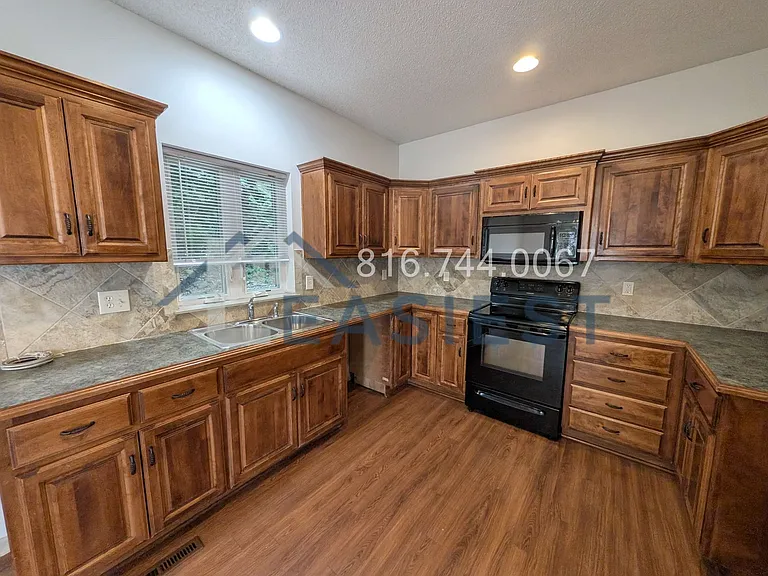 2801 Metropolitan Ave — Photo 8