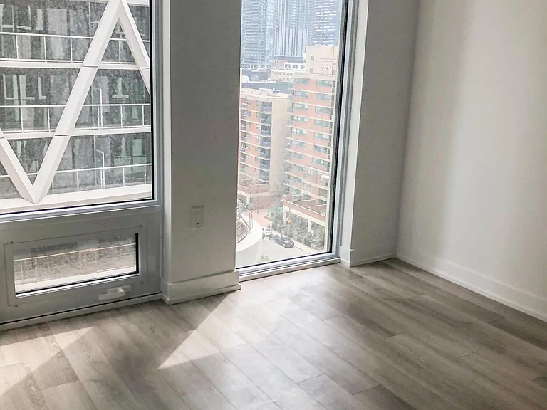 238 Simcoe St — Photo 11