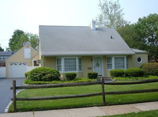 2 Peachtree Ln, Levittown, NY 11756