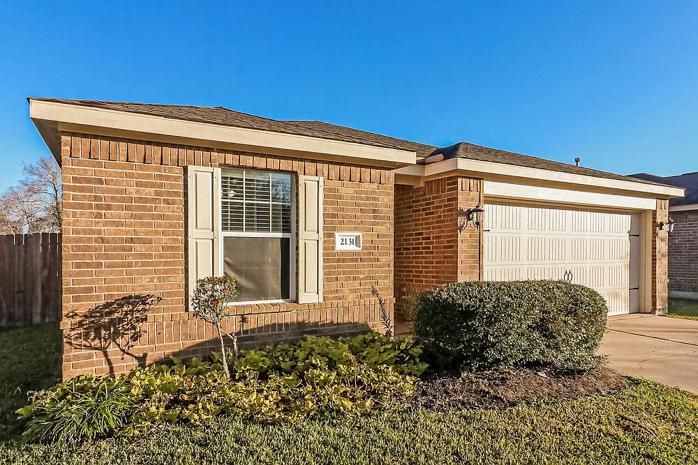 3 bed, 2.0 bath, 1393 sqft, $1,920 — Photo 3