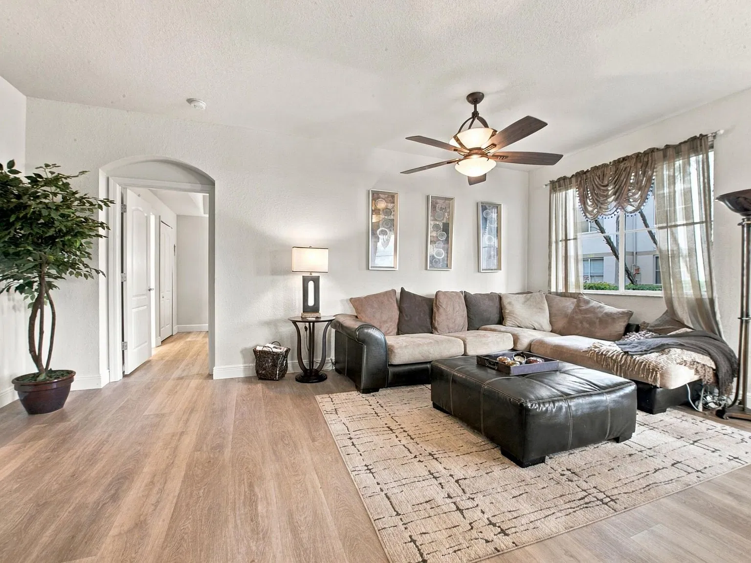 2 bed, 2.0 bath, 1345 sqft, $5,000 — Photo 4