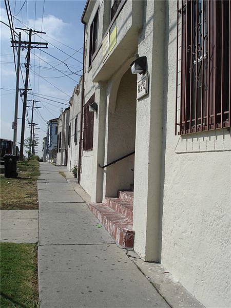 Delta Apartments - 825 Forest - Building sidewalk