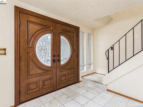 4th image of 265 Pepperwood St