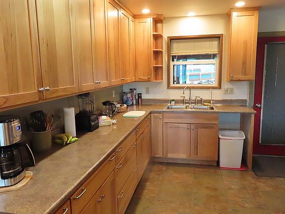 5th image of 1014 N Cedar St