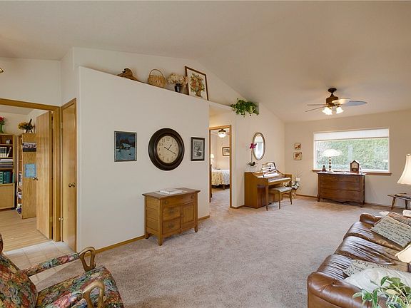 3rd image of 43 Parkwood Cir