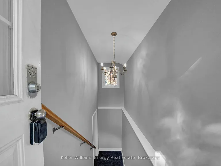 1137 Norman Cres #LOWER — Photo 7