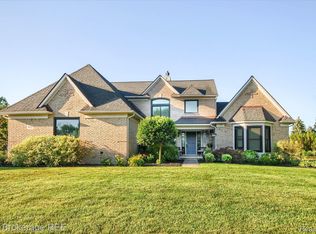 3957 Fieldview Rd, Lake Orion, MI 48360