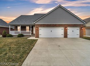 33433 Royal Park Dr W, Fraser, MI 48026