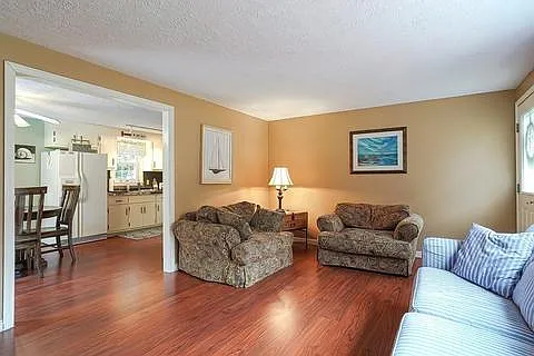 559 Richmond Rd photo 1