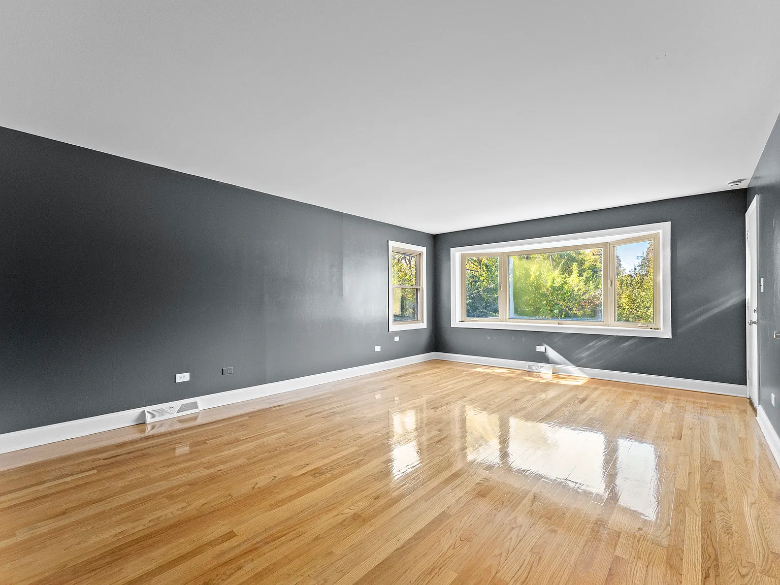 3 bed, 1.5 bath, 1300 sqft, $4,500 — Photo 2