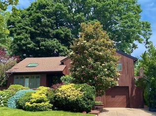 31 Circle Dr, Syosset, NY 11791