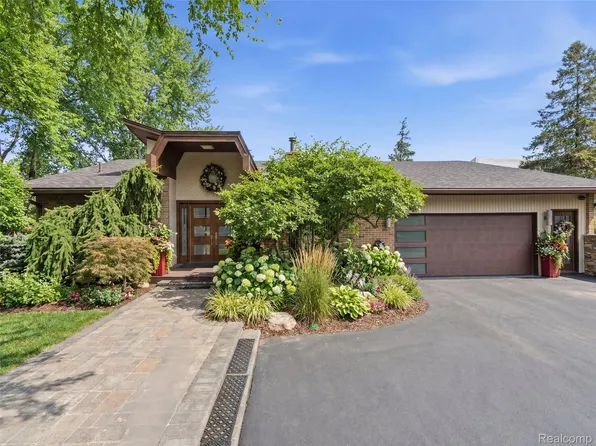 4749 Tara Ct, West Bloomfield, MI 48323