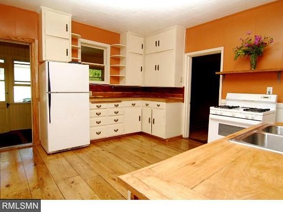 Spacious kitchen with great wide plank oak floors. Butcherblock countertops