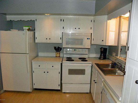 2nd image of 3618 Lakeshore Dr APT I6