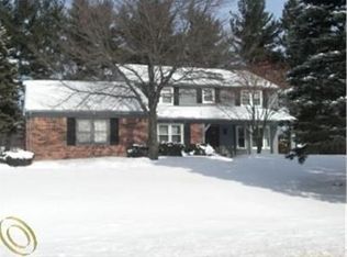 4872 Beacon Hill Dr, Bloomfield Hills, MI 48301