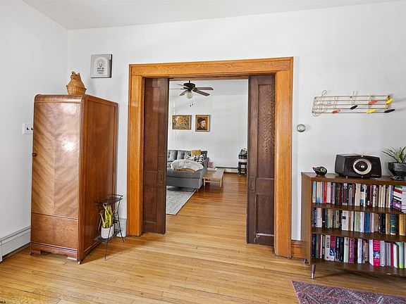 5th image of 209 Graham St