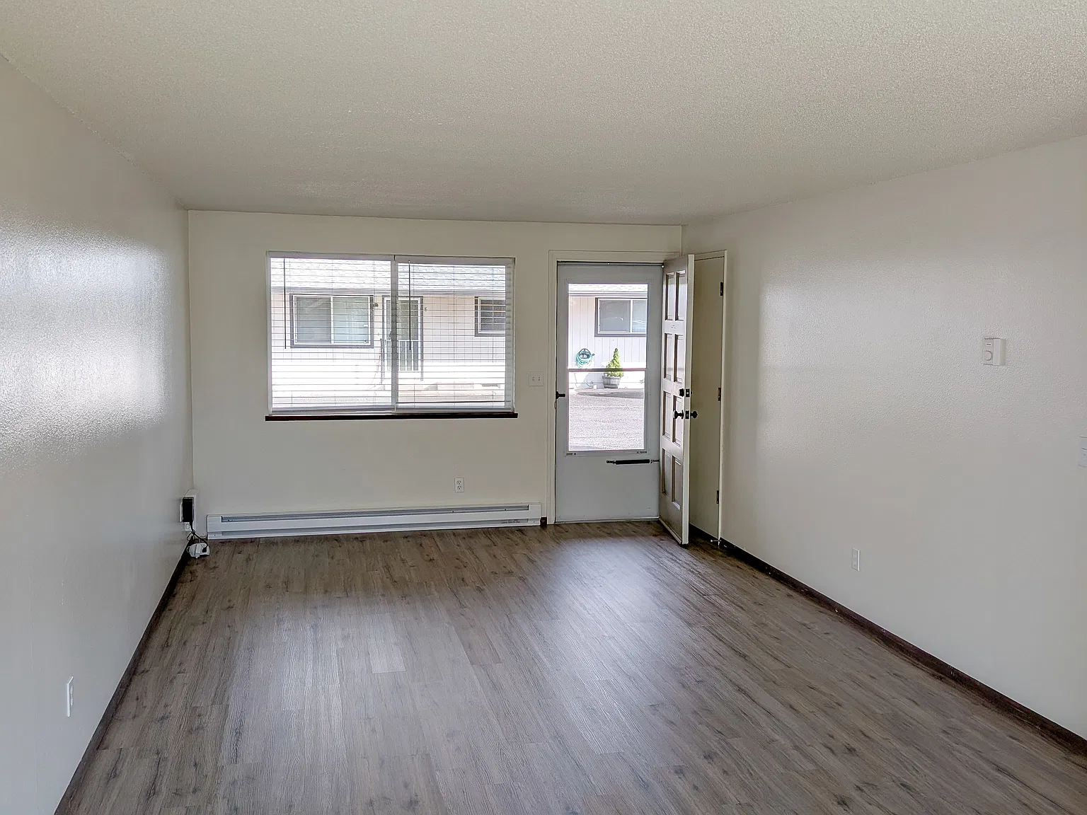 38876 N Main St — Photo 2