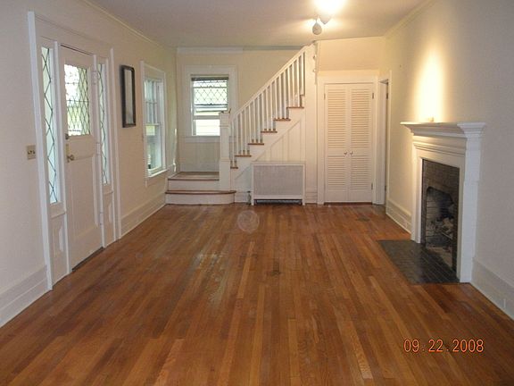 Large LR w/fireplace