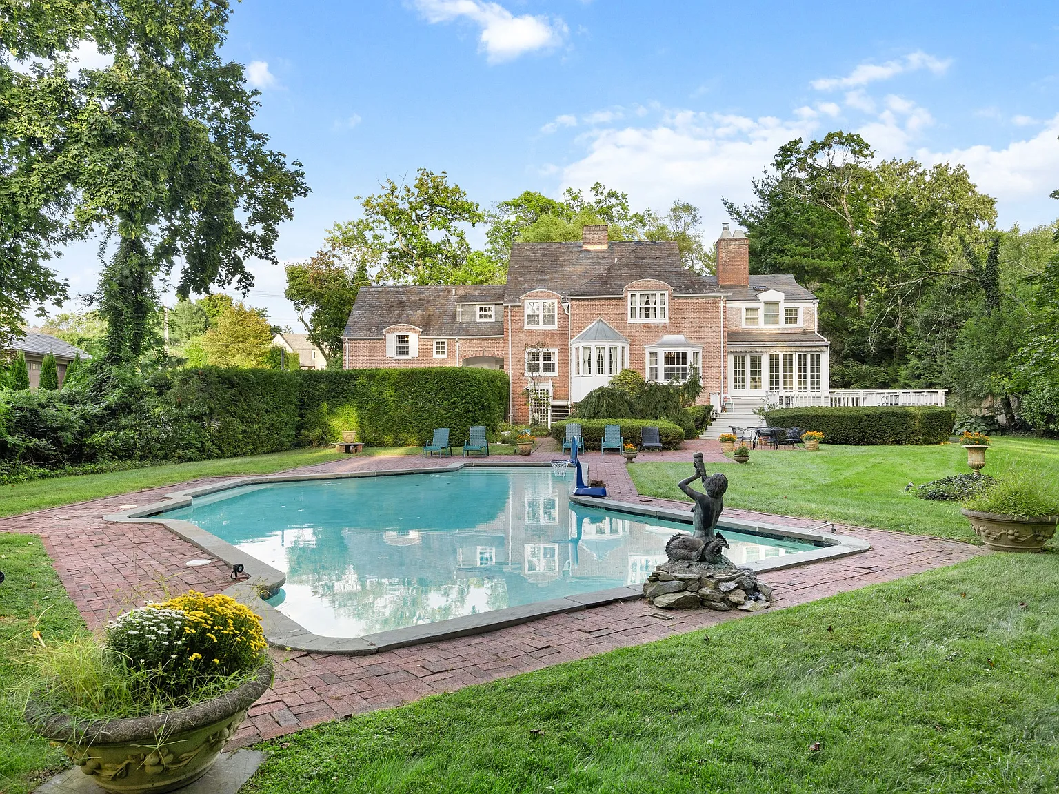 5 bed, 5000 sqft, $15,000 — Photo 2