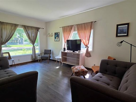 4th image of 307 1st STREET E