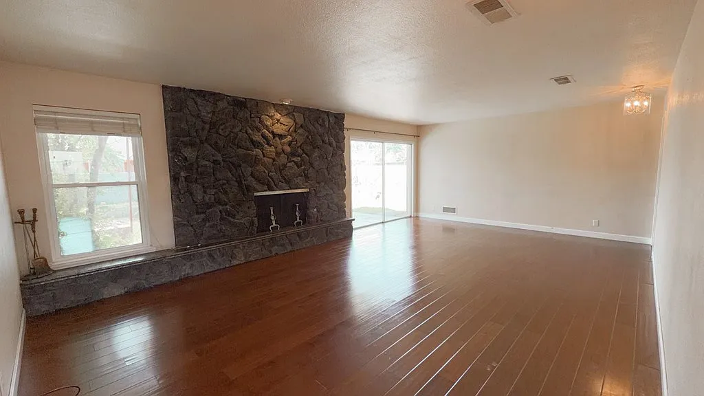 3 bed, 2.0 bath, 1705 sqft, $2,400 — Photo 4