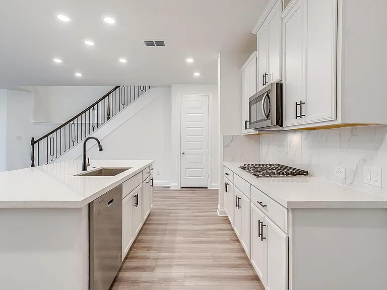 9836 Derbyshire Dr — Photo 35