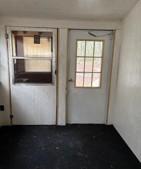Small 4x4 storage room off the Enclosed Sun Room. Perfect for storage of cleaning supplies, brooms, ect.