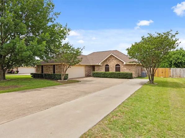 225 Cobblestone Cir, Red Oak, TX 75154
