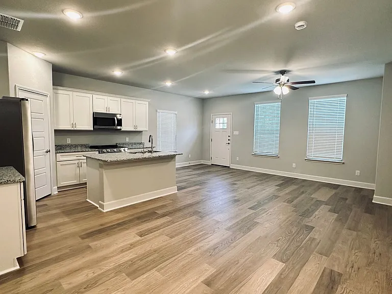 7157 Magnolia Vlg #101 — Photo 3