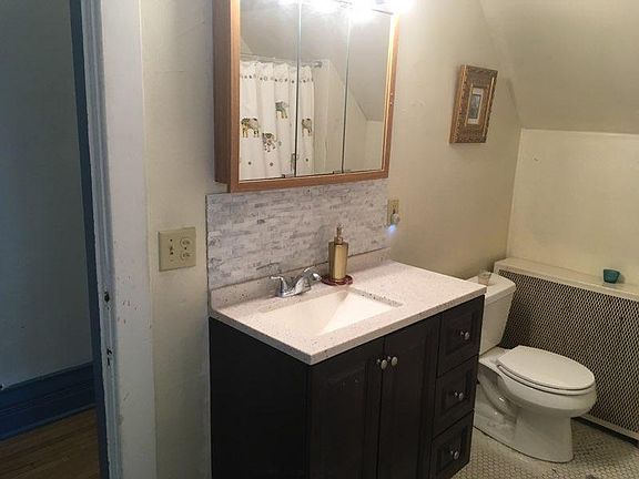5th image of 215 1/2 E Pleasant St