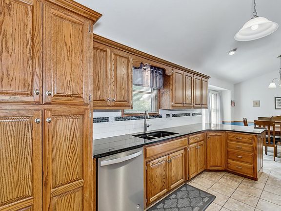 5th image of 127 Chapel Dr