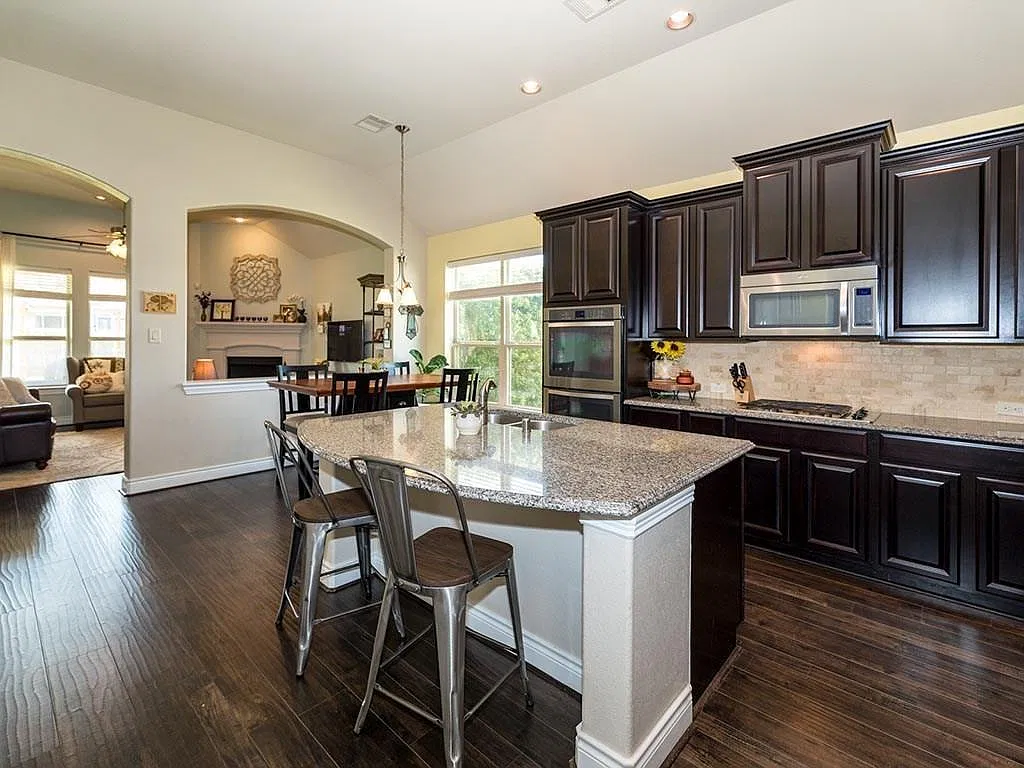3 bed, 2.0 bath, 2176 sqft, $2,950 — Photo 2