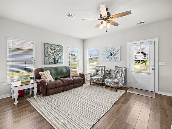 4th image of 350 Ridgeview Cir