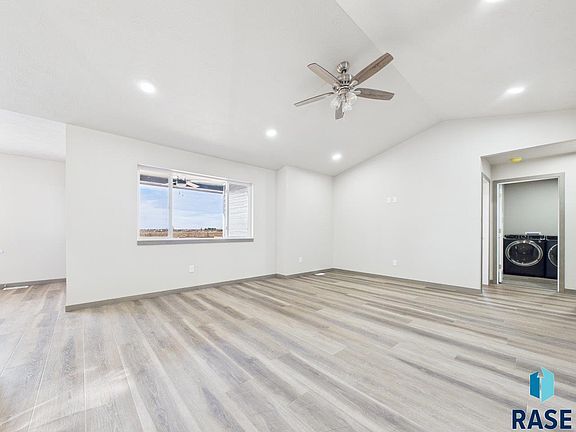 4th image of 1011 Greyhawk Ct