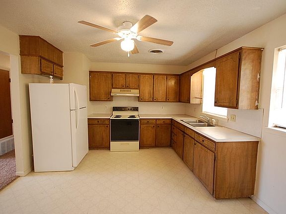4th image of 104 Lancaster Dr