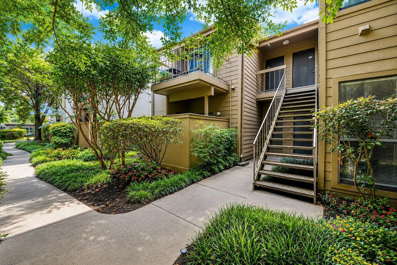 1 bed, 1.0 bath, 676 sqft, $995 — Photo 2