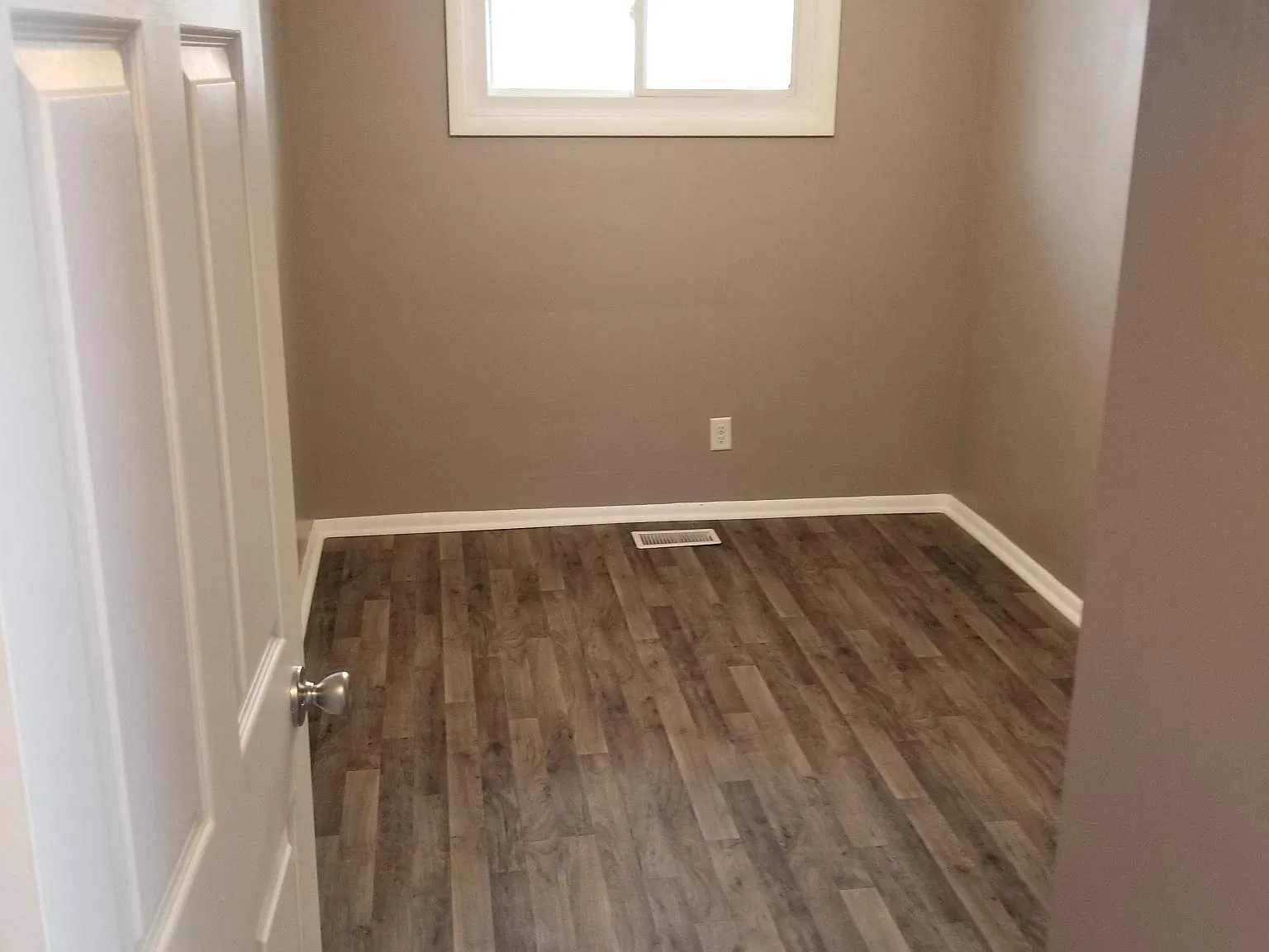 3 bed, 1.5 bath, 1300 sqft, $1,300 — Photo 3