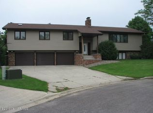915 Minekahda Pl, Owatonna, MN 55060