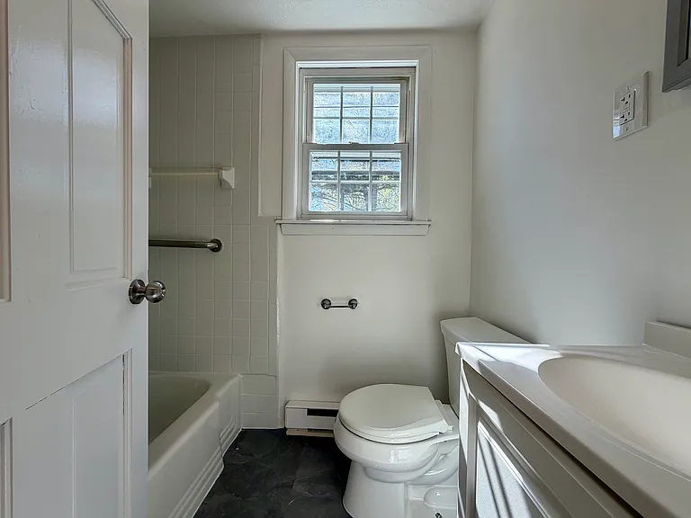 Bathroom w/ Tub/Shower Combo