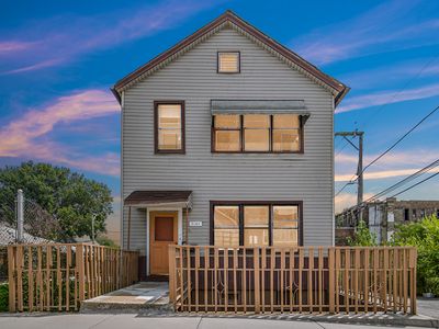 9143 S Brandon Ave, Chicago, IL, 60617