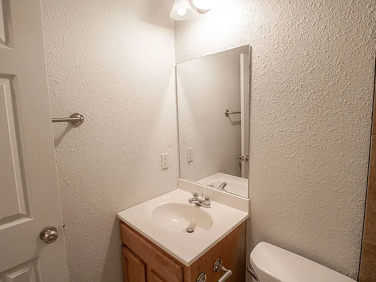 1005 W Ash St — Photo 15