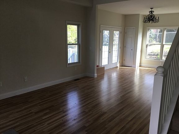 4th image of 709 Jasmine Ave