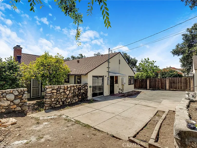 2151 N Altadena Dr — Photo 36