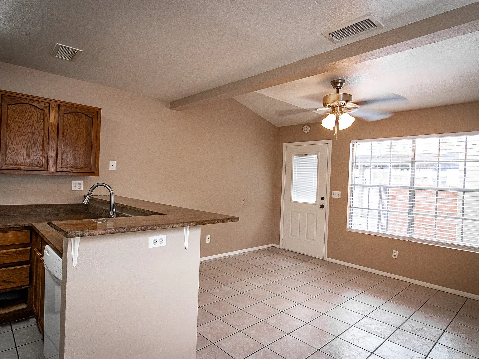 2 bed, 760 sqft, $1,600 — Photo 3