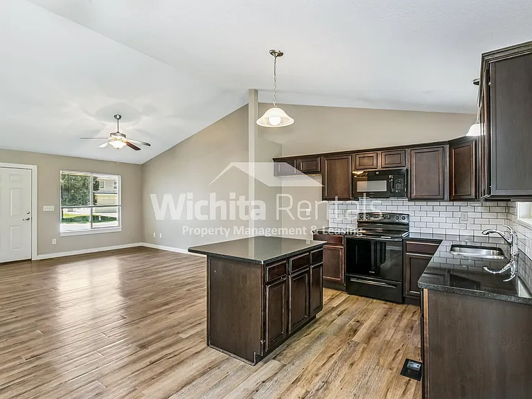 146 N Jackson Heights Ct — Photo 3