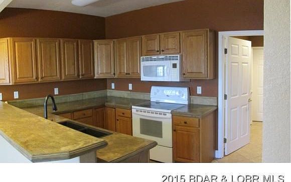 Kitchen wlots of Cabinets