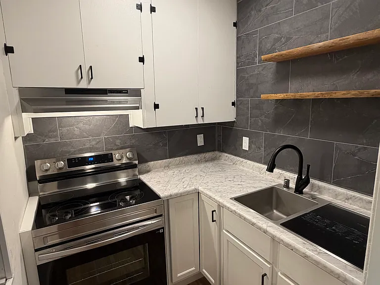 536 N Durkee St #3 — Photo 2