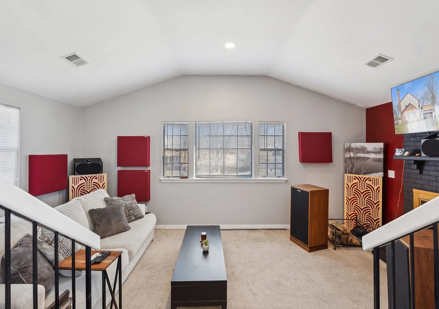 Beautifully renovated end-unit home on nearly an acre! — Photo 3