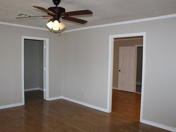 5th image of 223 W Avenue H